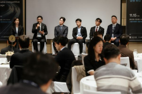 정세우 더씨에스알 대표가 지난 15일 서울 그랜드 하얏트 호텔에서 열린 '제8회 지속가능경영 비즈니스포럼'에서 참가자들과 질의응답시간을 갖고 있다. [사진=THE CSR]