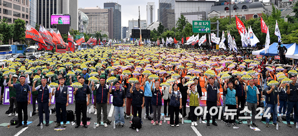 민주노총 조합원들이 15일 서울 종로구 동화면세점 앞에서 열린 '원청교섭 원년, 초기업교섭 돌파! 모든 노동자의 노동기본권 쟁취! 민주노총 7&middot;15 총파업대회'에서 구호를 외치고 있다.이번 총파업은 지난 3월 시행된 이른바 '노란봉투법'(개정 노동조합법)에 따라 원청의 사용자 책임을 인정하고 하청 노동자와 직접 교섭에 나설 것을 요구하기 위해 마련됐다. [사진=곽영래 기자]
