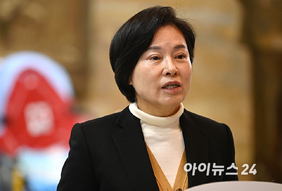 서명옥 국민의힘 의원이 22일 국회 로텐더홀 단식농성장에서 장동혁 대표의 상태를 설명하고 있다. [사진=곽영래 기자]