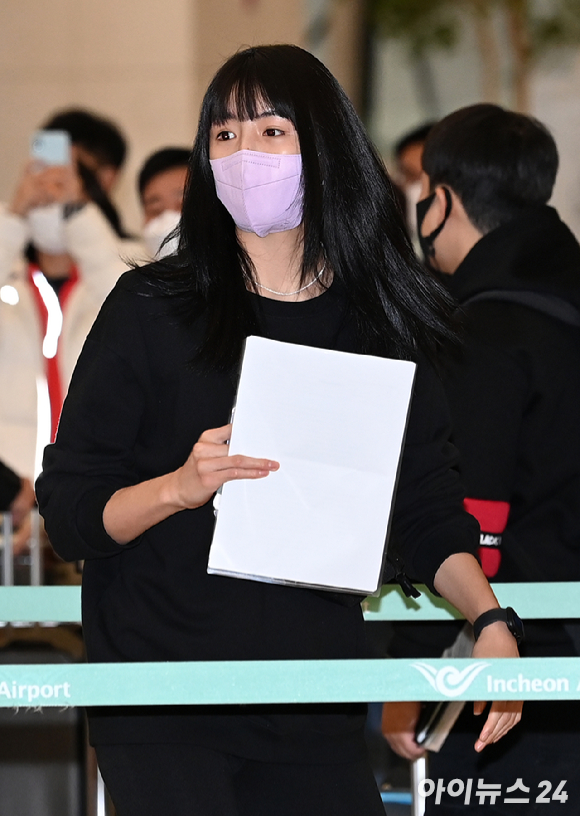 학교폭력 논란으로 물의를 빚은 배구선수 이다영이 새로운 소속팀 그리스 PAOK 테살로니키 합류를 위해 인천국제공항을 통해 출국하고 있다. [사진=아이뉴스24DB]