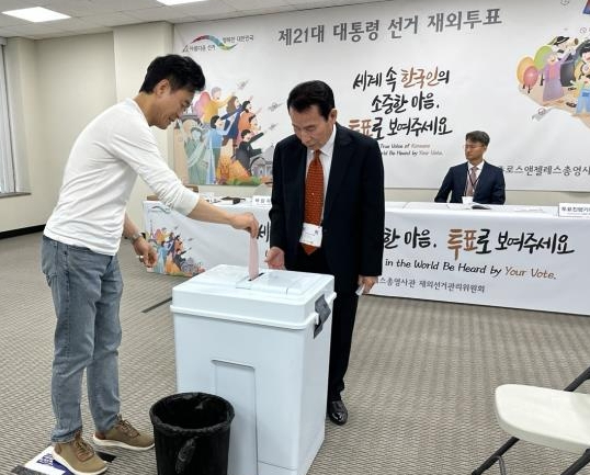 제21대 대통령 선거 재외투표 첫날인 지난 20일, 일본 도쿄 미나토구 주일한국대사관에 마련된 재외투표소에서 유권자가 투표함에 투표용지를 넣고 있다. [사진=연합뉴스]