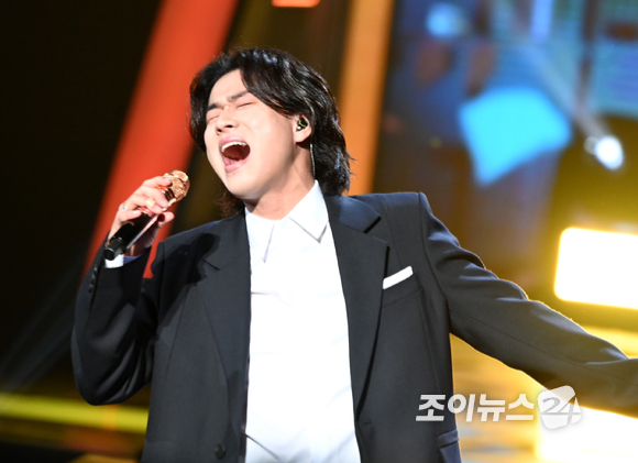 가수 이무진이 27일 오후 서울 송파구 잠실실내체육관에서 진행된 제11회 '가온차트 뮤직 어워즈'에 참석해 멋진 무대를 선보이고 있다. [사진=정소희 기자]