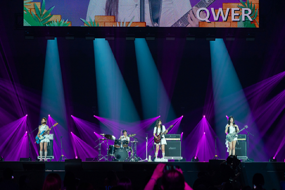 그룹 QWER이 지난 11일 일본 지바현 마쿠하리 멧세에서 개최된 '케이콘 재팬 2025(KCON JAPAN 2025)' 엠카운트다운 무대에서 열띤 공연을 펼치고 있다. [사진=CJ ENM]