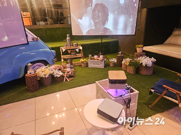 모로후시 준 한국엡손 대표가 21일 열린 서울 강남구 JBK컨벤션홀에서 홈프로젝터 신제품 발표회에서 트리플 코어 엔진에 대해 설명하고 있다. [사진=설재윤 기자]