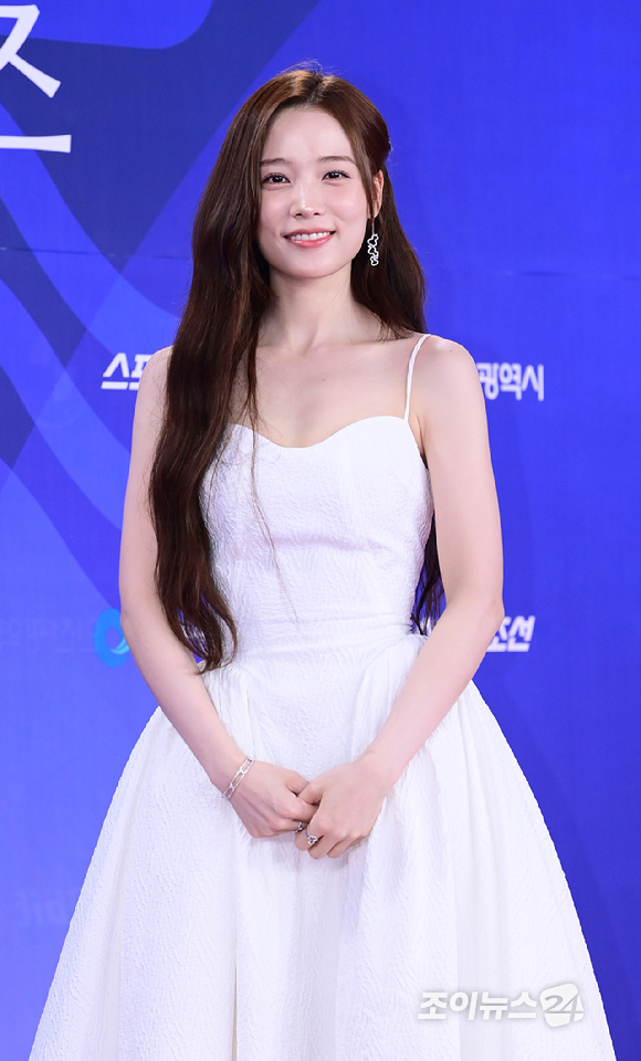 배우 윤소희가 18일 오후 인천광역시 파라다이스 시티에서 열린 제4회 청룡시리즈어워즈 레드카펫 행사에 참석하고 있다. [사진=정소희 기자]