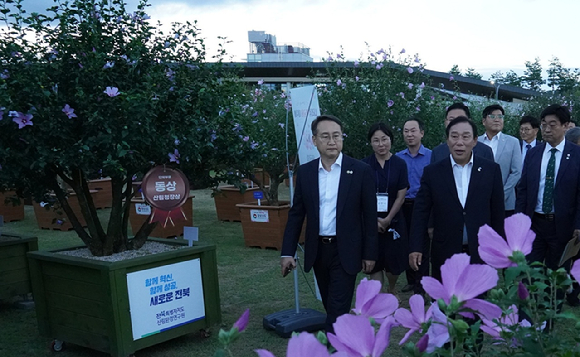 김인호(왼쪽 첫번째) 산림청장이 최민호 세종시장과 국립세종수목원에서 열린 &lsquo;광복 80년, 나라꽃 무궁화 대축제&rsquo;에 참석해 관계자들과 무궁화 분화를 둘러 보고있다. [사진=산림청]