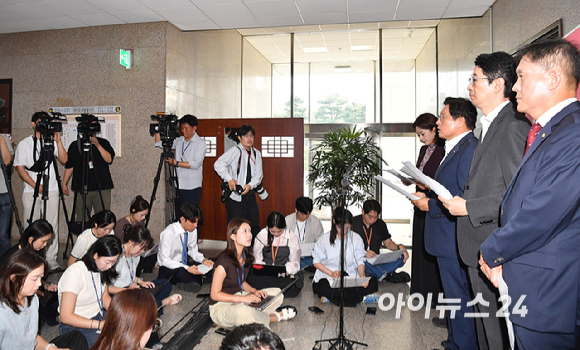 국민의힘 법제사법위원회 위원들이 29일 서울 여의도 국회에서 형사소송법 개정안(보완수사권 폐지) 관련 규탄 기자회견을 하고 있다. [사진=곽영래 기자]