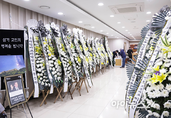 5일 별세한 '국민 배우' 고(故) 안성기의 빈소가 서울성모병원 장례식장에 마련됐다. 향년 74세. [사진=사진공동취재단]