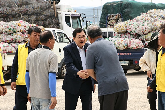 25일 주낙영 경주시장이 현곡면 DSC에서 열린 영농폐기물 수거‧분리 현장을 찾아 농촌지도자 임원들을 격려하고 있다. [사진=경주시청]