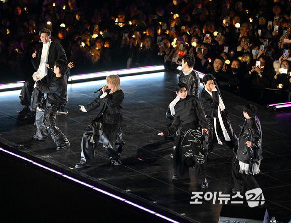 방탄소년단(BTS)이 21일 오후 서울 광화문 광장에서 정규 5집 '아리랑(ARIRANG)' 앨범 발매를 기념해 컴백 무대를 선보이고 있다. [사진=사진공동취재단]