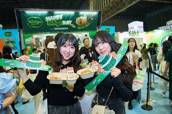 KCON JAPAN 2026를 찾은 일본 소비자들이 비비고 부스에서 비비고 만두와 미초 세트를 즐기고 있다. [사진=CJ제일제당]