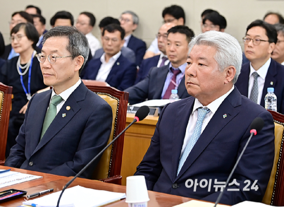 이종호 과학기술정보방송통신부 장관과 김홍일 방송통신위원장이 25일 오후 서울 여의도 국회에서 열린 과학기술정보방송통신위원회 전체회의에 참석하고 있다. [사진=곽영래 기자]