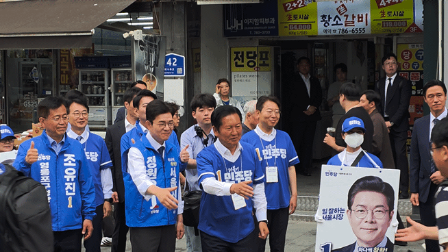 정청래 더불어민주당 대표가 26일 서울 영등포구 여의도역 5번 출구 인근에서 정원오 민주당 서울시장 후보와 함께 출근길 인사 유세 중인 모습. [사진=라창현 기자]