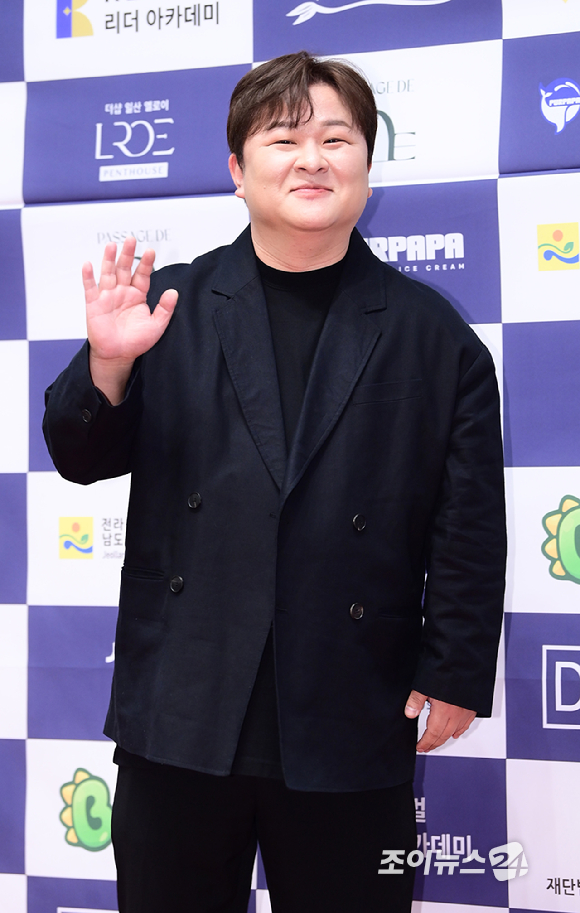 가수 허각이 23일 오후 서울 강남 엘리에나 호텔에서 열린 '제13회 대한민국을 빛낸 10인대상' 시상식에 참석하고 있다. [사진=정소희 기자]