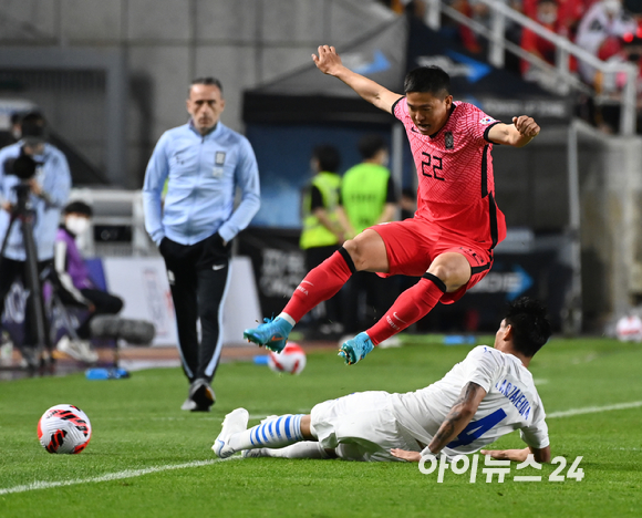 10일 오후 수원월드컵경기장에서 열린 대한민국과 파라과이의 친선경기가 2-2 동점으로 끝났다. 후반 대한민국 정우영이 동점골을 넣고 기뻐하고 있다. [사진=정소희 기자]