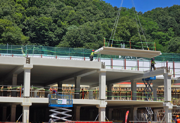 롯데건설 관계자들이 공동주택 현장에서 PC 공법을 활용해 지하 주차장을 시공하고 있다. [사진=롯데건설]