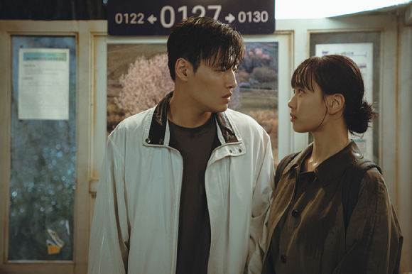 강하늘과 고민시가 드라마 '당신의 맛'에서 연기 호흡을 맞추고 있다. [사진=지니 TV]