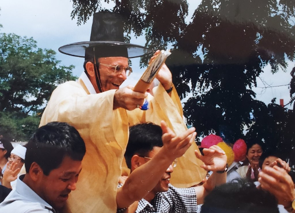 1954년 한국 땅을 밟은 뒤, 70여년 간 사회적 약자를 위해 헌신해 온 두봉 레나도 주교가 향년 96세로 선종했다. 사진은 한 행사에서 두봉 주교가 갓을 쓰고 부채를 든 채 즐거워하는 모습. [사진=연합뉴스]