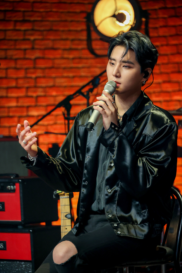 밴드 데이식스 영케이가 6일 솔로 데뷔 앨범 '이터널' 발매 기념 온라인 기자간담회에서 포즈를 취하고 있다. [사진=JYP엔터테인먼트]