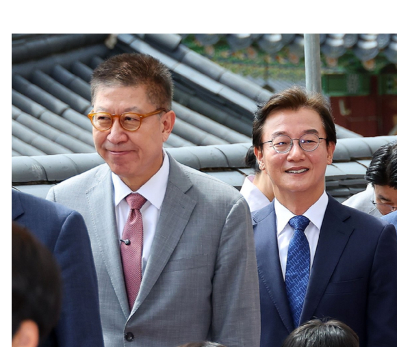 24일 부산 금정구 범어사에 열린 봉축법요식에 참석한 박형준 국민의힘 후보(왼쪽)와 전재수 더불어민주당 후보 [사진=연합뉴스]
