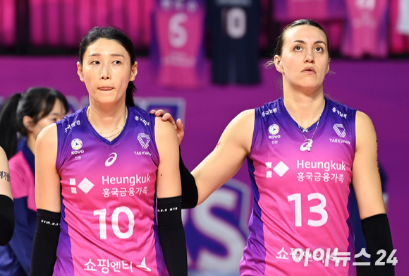 여자프로배구 흥국생명은 오프시즌 들어 FA 자격을 얻은 김연경(왼쪽)을 잔류시켰고 외국인선수 트라이아웃에서 옐레나와 재계약했다. [사진=아이뉴스24 포토 DB]