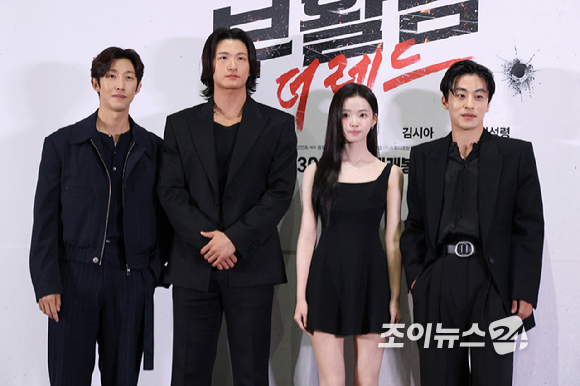 배우 강기영, 신승호, 김시아, 구교환이 16일 오후 서울 송파구 롯데시네마 월드타워점에서 진행된 영화 '부활남: 더 레드'(감독 백종열) 언론시사회에 참석해 포즈를 취하고 있다. [사진=문수지 기자]