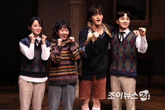 배우 김주연, 김단이, 최정우, 김시유가 19일 오후 서울 종로구 동숭동 대학로티오엠에서 진행된 연극 '오펀스' 프레스콜에 참석해 포즈를 취하고 있다. [사진=문수지 기자]