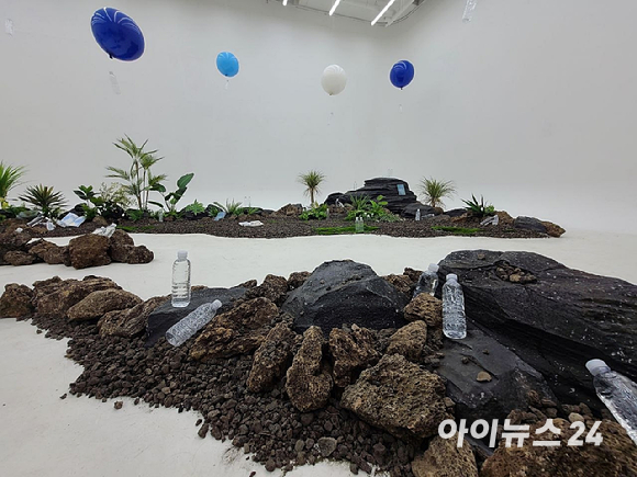 서울 강남구 신사동 더스테어스에 위치한 제주삼다수 메타버스 팝업스토어 'BE:CYCLING(비사이클링)'. [사진=김성화 기자]