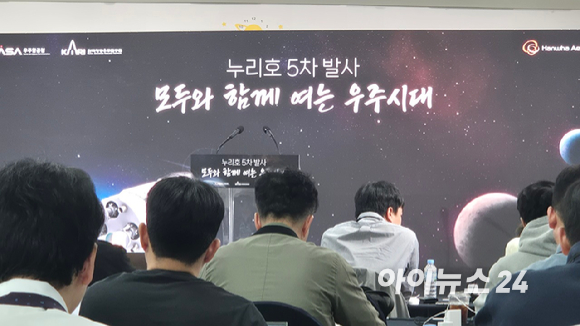 누리호가 나로우주센터 제2 발사대에 우뚝 서 있다. 누리호는 7일 낮 12시 25분에 발사한다. [사진=우주청]