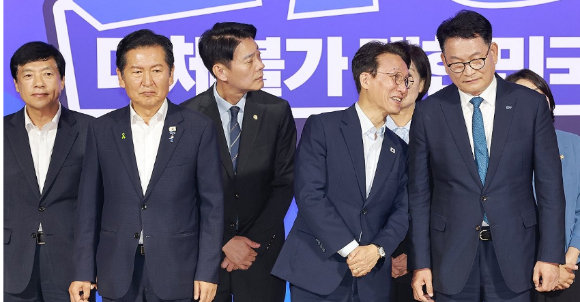 더불어민주당 당 대표 예비경선을 통과한 김민석&middot;정청래&middot;송영길 후보가 23일 국회 의원회관에서 기념 촬영을 준비하고 있다. 왼쪽부터 최고위원 본경선에 진출한 이성윤 후보, 정 후보, 최고위원 본경선에 진출한 한민수 후보, 김 후보와 송 후보. [사진=연합뉴스]