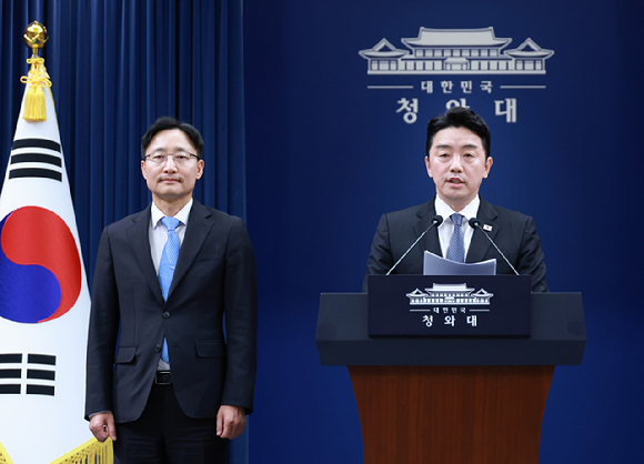 강훈식 대통령 비서실장이 14일 청와대 기자회견장에서 신임 비서실장으로 임명된 임광현 국세청장을 소개하고 있다. 2026.10.14 [사진=연합뉴스]