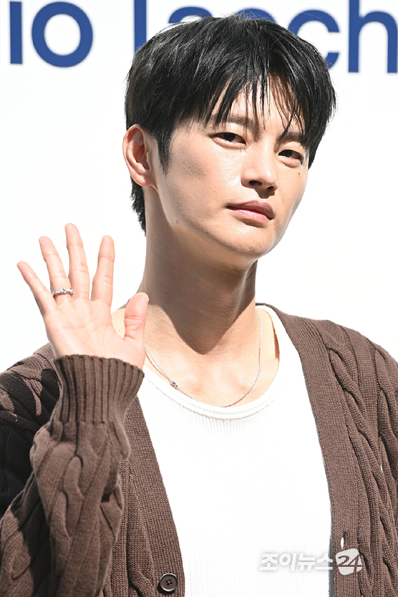 배우 서인국이 26일 오후 서울 용산구 한남동 플래그십 스토어에서 열린 클래식 라이프스타일 브랜드 세르지오 타키니 한남 플래그십 스토어 오픈 기념 포토콜 행사에 참석하고 있다. [사진=문수지 기자]