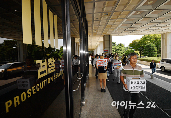홈플러스 물품구매전단채 피해자 비상대책위원회, 홈플러스 사태해결공동대책위원회, 금융정의연대, 민생경제연구소 등 피해자 시민단체들이 29일 서울 중앙지검에서 김병주 MBK 회장 불기소 검토 경위 공개 요구 및 박철우 중앙지검장 항의 방문을 하고 있다. [사진=곽영래 기자]