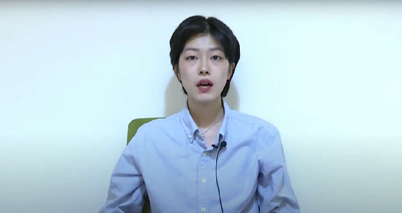 권윤지 소나무당 부대변인(왼쪽)과 정철승 대변인이 25일 오전 정부 과천청사에서 한동훈 국민의힘 비상대책위원장, 장호진 대통령실 안보실장 등을 고위공직자범죄수사처에 고발했다. [사진=정태현 기자]