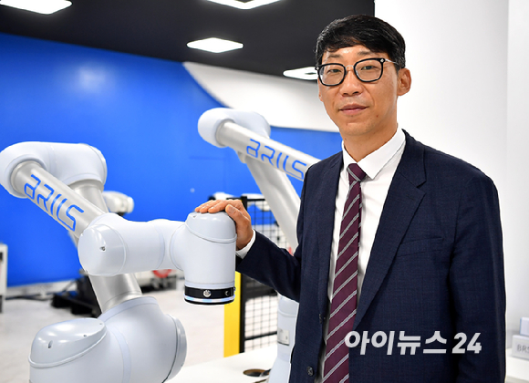 브릴스 전진 대표가 21일 인천 송도 브릴스 사옥에서 아이뉴스24와 인터뷰를 하고 있다. [사진=곽영래 기자]