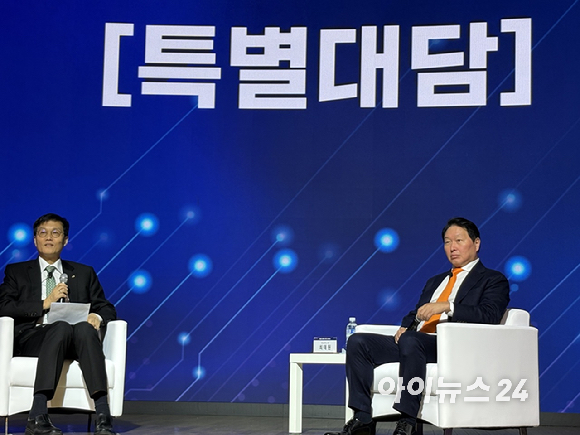 최태원 SK그룹 회장이 5일 오후 서울 중구 대한상공회의소 국제회의장에서 열린 제4회 한국은행-대한상공회의소 공동 세미나에 입장하고 있다. [사진=권서아 기자]