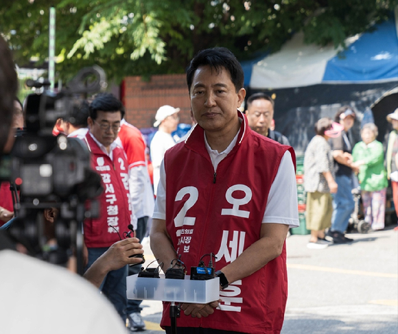오세훈 국민의힘 서울시장 후보가 30일 서울 강서구 가양장터 순회를 앞두고 기자들과 만나고 있다. [사진=오세훈 국민의힘 서울시장 후보 선거사무소]
