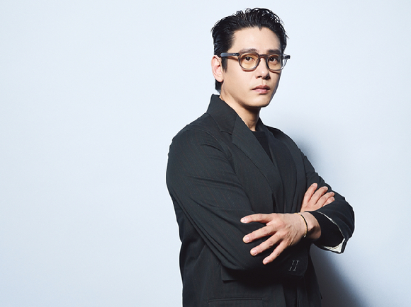 배우 유태오가 영화 '패스트 라이브즈' 인터뷰에 앞서 포즈를 취하고 있다. [사진=CJ ENM]