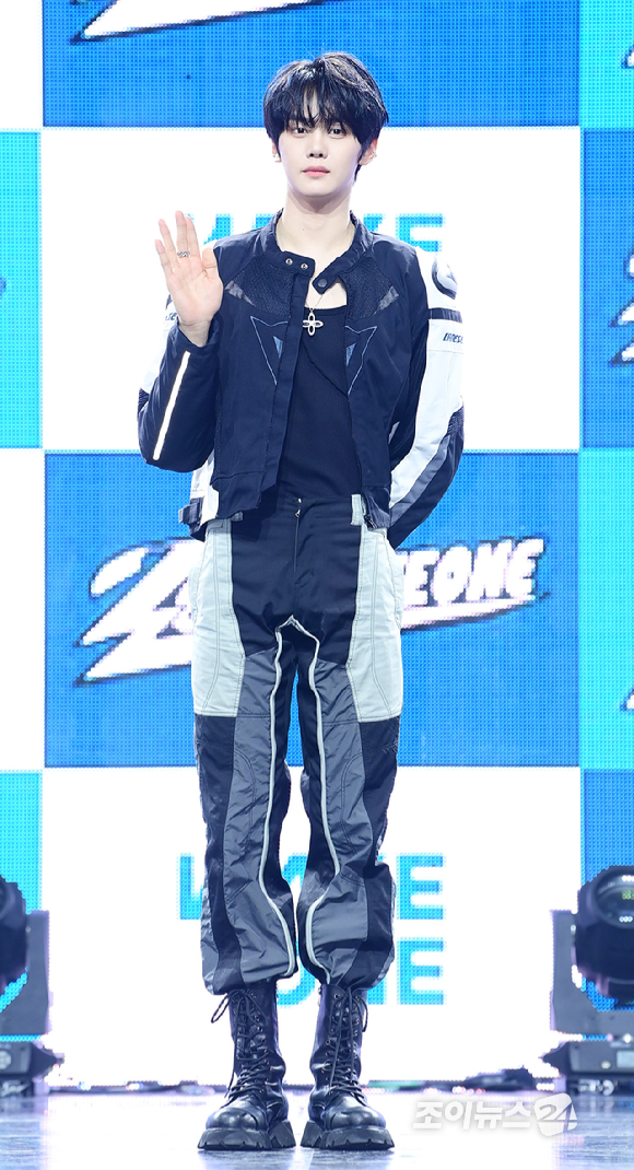 그룹 제로베이스원 김규빈이 1일 오후 서울 용산구 한남 블루스퀘어에서 열린 제로베이스원(ZEROBASEONE) 정규 1집 '네버 세이 네버(NEVER SAY NEVER)' 쇼케이스에 참석하고 있다. [사진=정소희 기자]