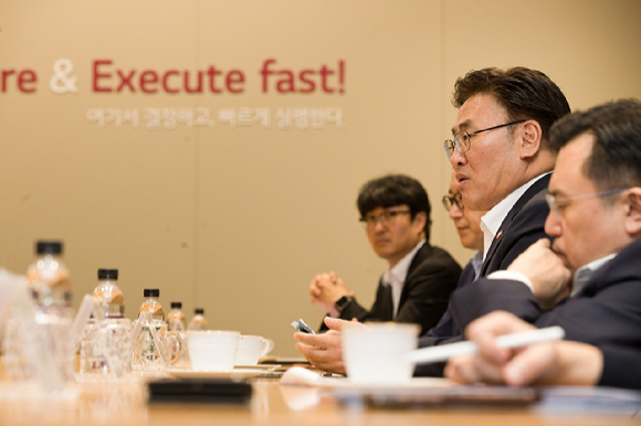 유상임 과학기술정보통신부 장관(오른쪽부터 두 번째)이 20일 오후 서울 강서구 LG사이언스파크 LG이노텍 마곡R&D캠퍼스를 방문해 ICT 수출기업의 애로를 청취하며 통상환경 변화 대응 방안을 논의하고 있다. [사진=과기정통부]