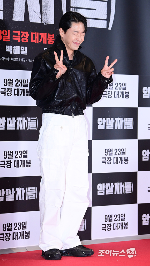 배우 엄기준이 21일 서울 송파구 롯데시네마 월드타워에서 열린 영화 '암살자(들)'(감독 허진호) VIP 시사회에 참석하고 있다. [사진=정소희 기자]