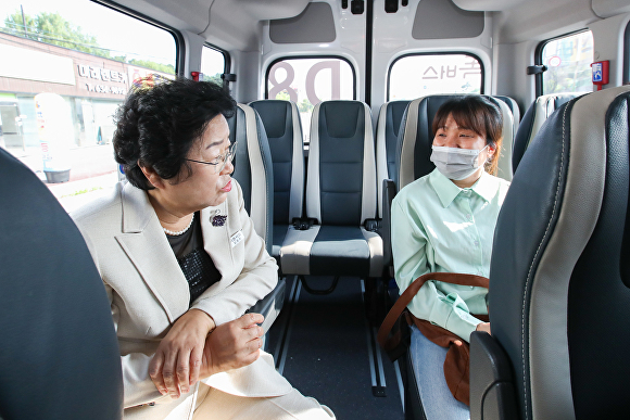 김경희 시장이 똑버스를 타고 시민과 소통을 하고 있다. [사진=이천시]