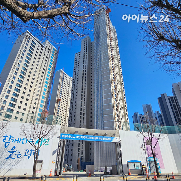철산주공8·9단지를 재건축한 철산자이 더 헤리티지 공사현장 2025.02.04 [사진=이효정 기자 ]