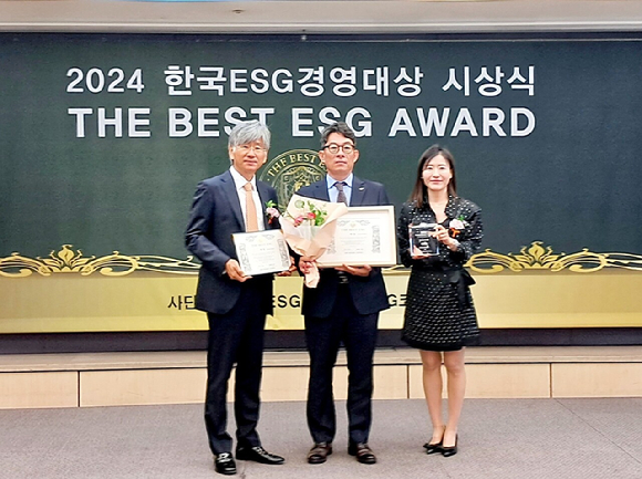 2024 한국ESG경영대상 'THE BEST ESG' 시상식에서 송영환 LH 기획조정실장(가운데), 윤재은 한국ESG위원회 이사장(왼쪽), 유연정 ESG코리아뉴스 대표(오른쪽)가 대상 수상 기념 촬영을 하고 있다. [사진=LH]