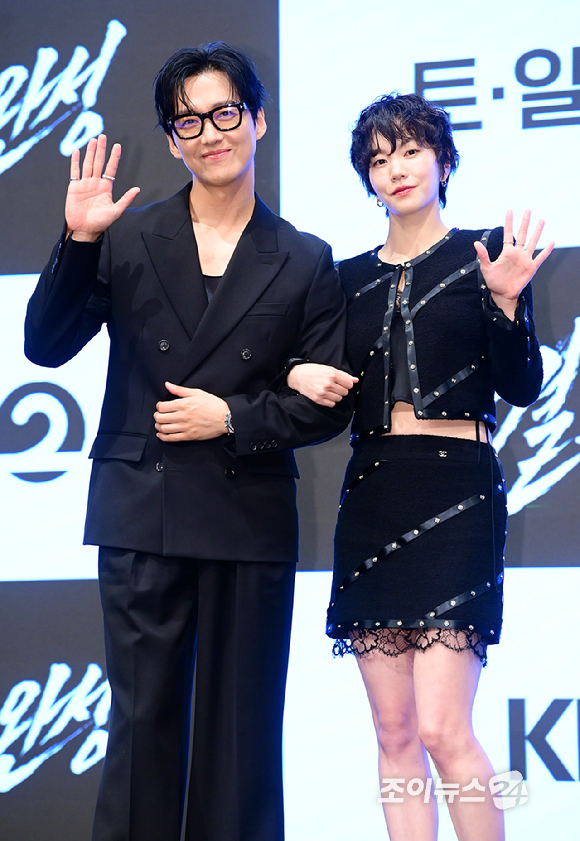 배우 남궁민과 이설이 1일 오후 서울 구로구 신도림동 더세인트에서 열린 KBS 2TV 새 토일 미니시리즈 '결혼의 완성' 제작발표회에 참석하고 있다. [사진=정소희 기자]