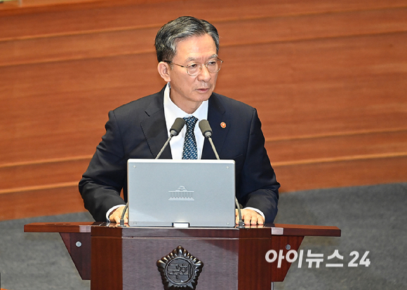 정성호 법무부 장관이 15일 서울 여의도 국회에서 열린 본회의에서 '정치' 분야 관련 대정부질문에서 더불어민주당 이해식 의원의 질의에 답변하고 있다. [사진=곽영래 기자]