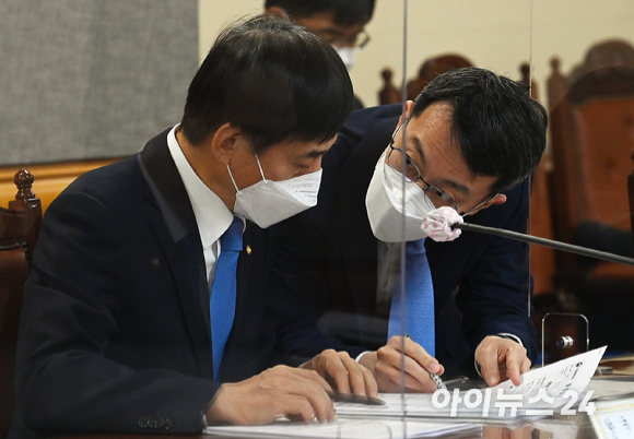 이주열 한국은행 총재가 11일 서울 중구 은행회관에서 열린 '확대 거시경제금융회의'에 참석해 자료를 살펴보고 있다. [사진=김성진 기자]