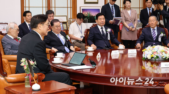 우원식 국회의장이 17일 국회에서 열린 제77주년 제헌절 경축식에 앞서 전직 국회의장과 원로, 제헌유족 등과 환담하고 있다. [사진=곽영래 기자]