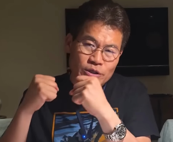 전 한국사 강사이자 강성 보수 성향 유튜버로 알려진 전한길 씨가 미국 체류 중 "이재명 대통령에게 현상금을 걸라"는 발언을 공개해 논란이 일었다. 사진은 전 씨. [사진=유튜브 @전한길뉴스]