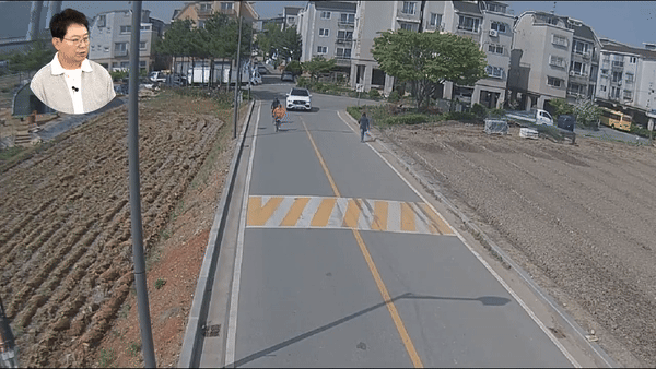 한 운전자가 천천히 도로를 주행하던 중 혼자 넘어진 자전거로부터 보험처리를 요구받는 황당한 일이 벌어져 눈살을 찌푸리게 하고 있다. [영상=유튜브 '한문철TV']